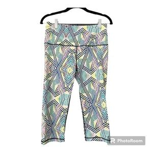 Victoria’s Secret VSX Sport Crop/BAS Knockout Capri Leggings -  Size M